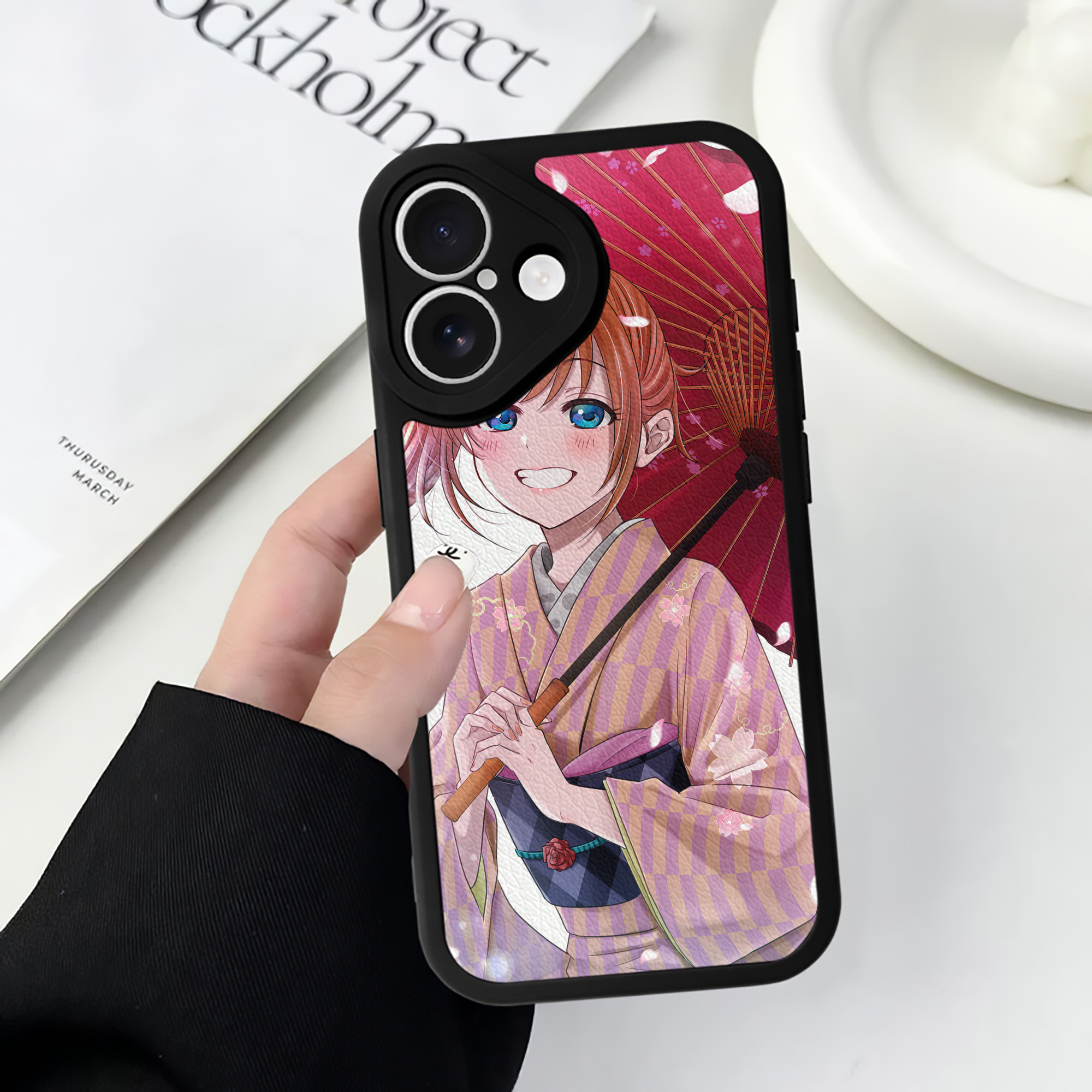 （画像用） ぎんたま 坂田銀時（さかたぎんとき） 神楽 志村新八（しむら しんぱち） GINTAMA Sakata Gintoki Kagura Shimura Shinpachi 【iPhone 16シリーズ対応】シリコンスマホケース（レザー調） 材質：シリコン